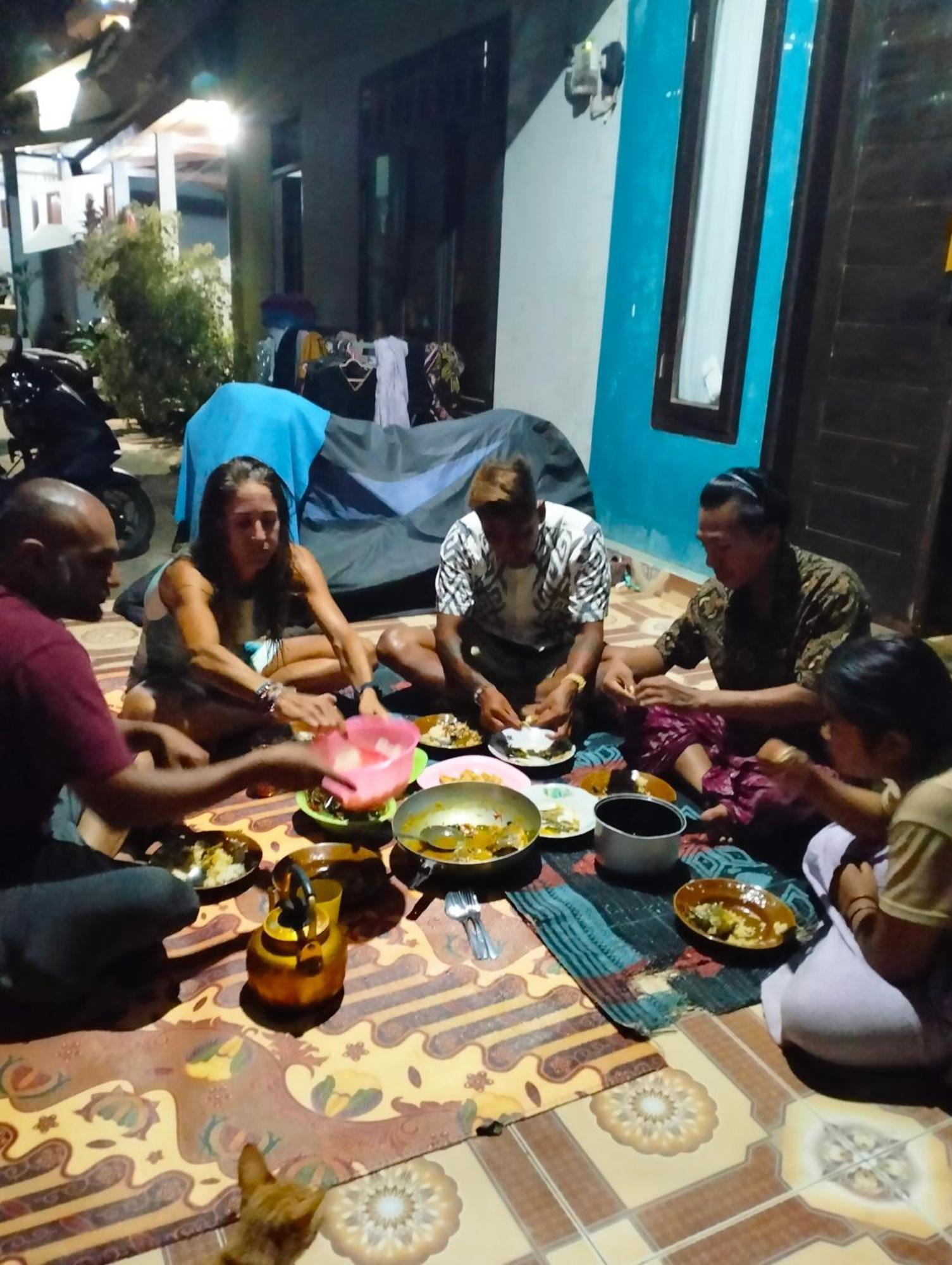 T&T Homestay Kuta  Luaran gambar