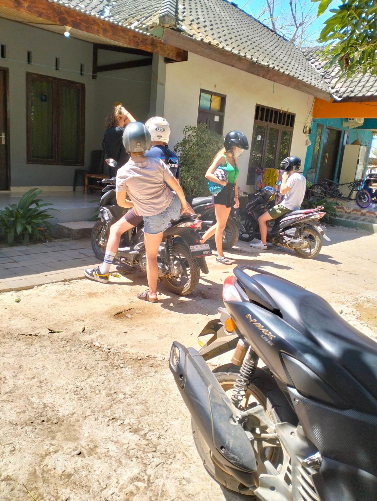 T&T Homestay Kuta  Luaran gambar
