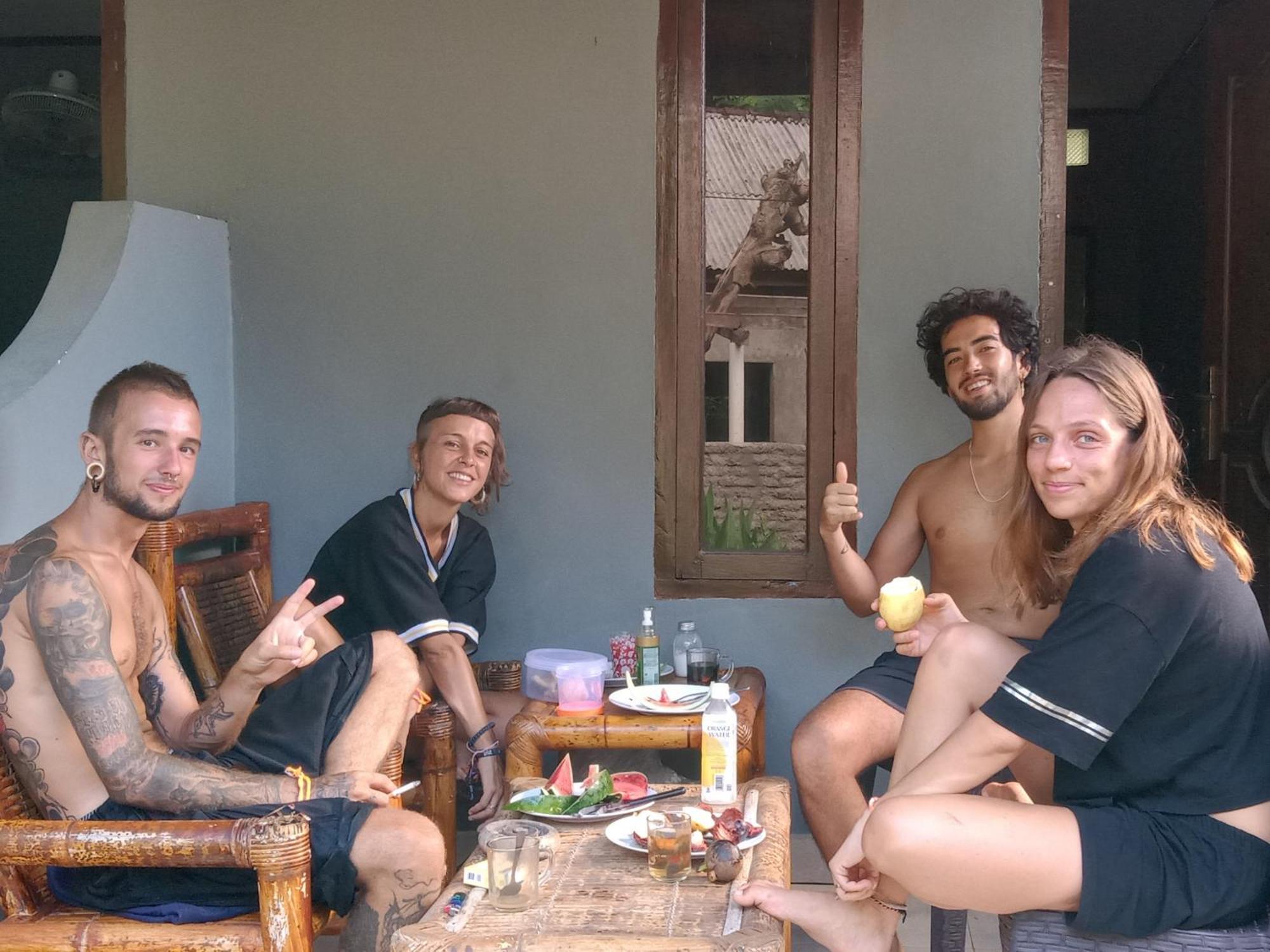 T&T Homestay Kuta  Luaran gambar